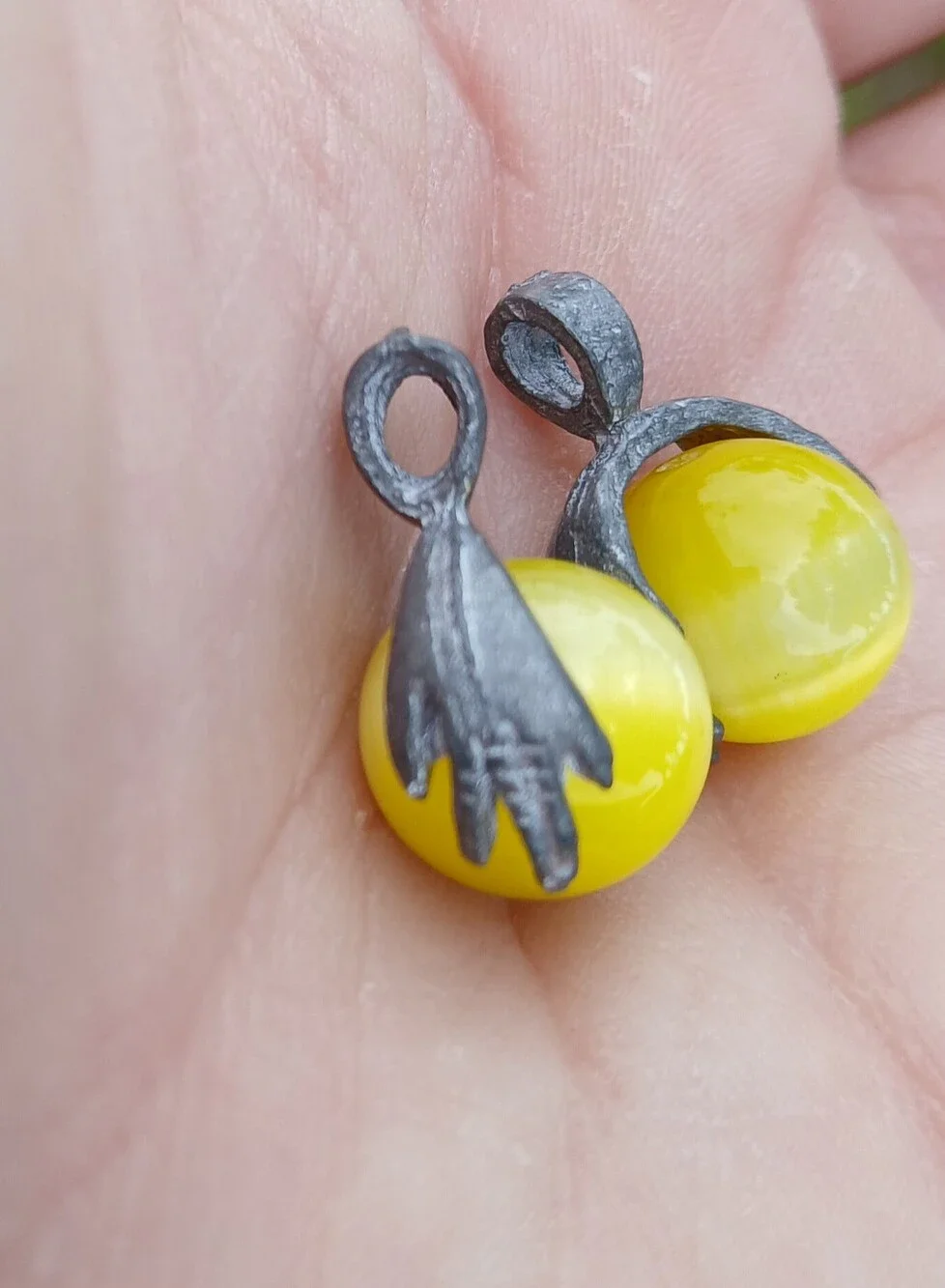 New 2pc Hands Holding Yellow Cat Eye Sphere Pendant.